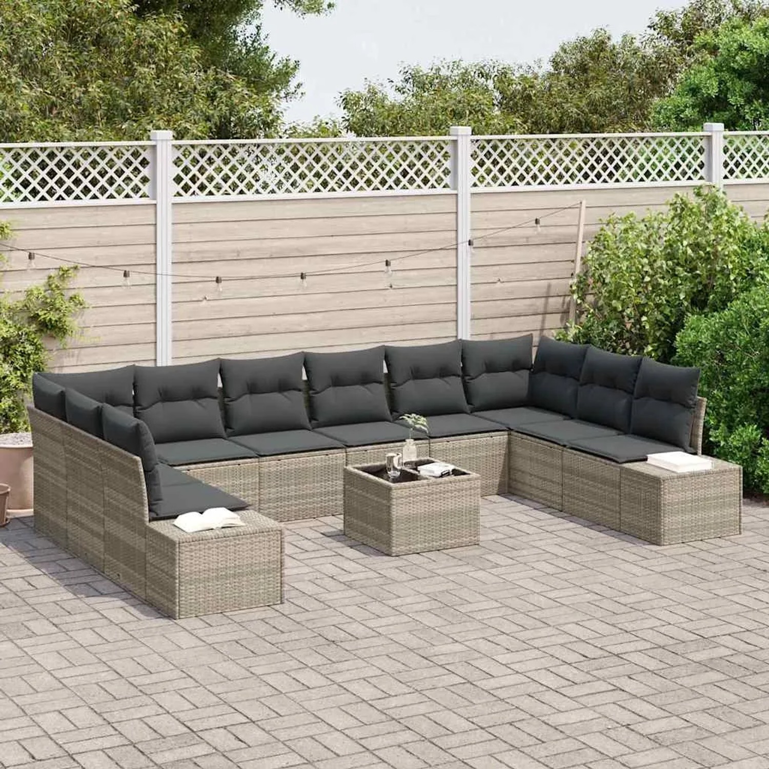 Hellgraues 11-teiliges vidaXL Garten-Sofa-Set aus Poly Rattan mit Kissen und Tisch.