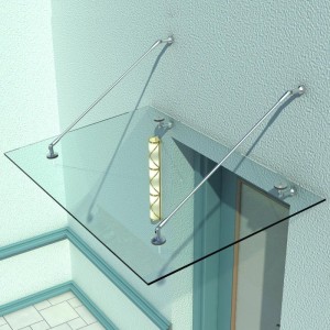Transparentes Glasvordach mit Edelstahlhalterungen über einer Tür. Wetterfestes Sicherheitsglas für den Eingangsbereich.