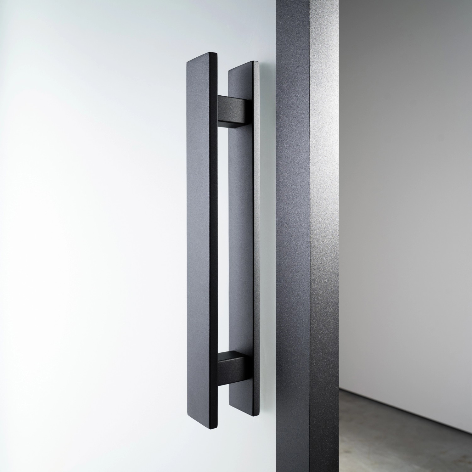Eckiges, matt schwarzes Griffstangenpaar zum Kleben für Glas- und Schiebetüren.