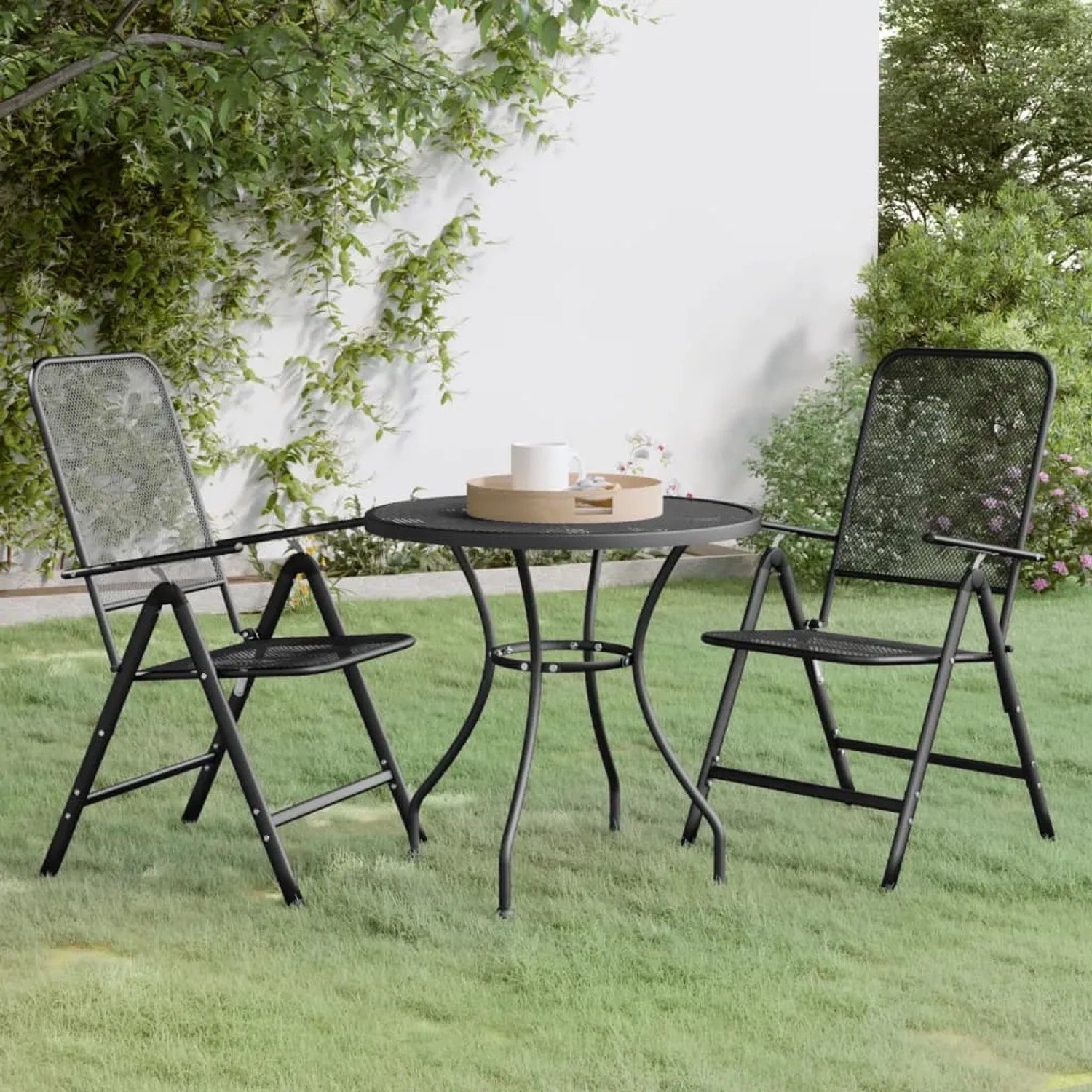 Anthrazitfarbene 3-tlg. Garten-Essgruppe aus Streckmetall mit Tisch und zwei Stühlen.