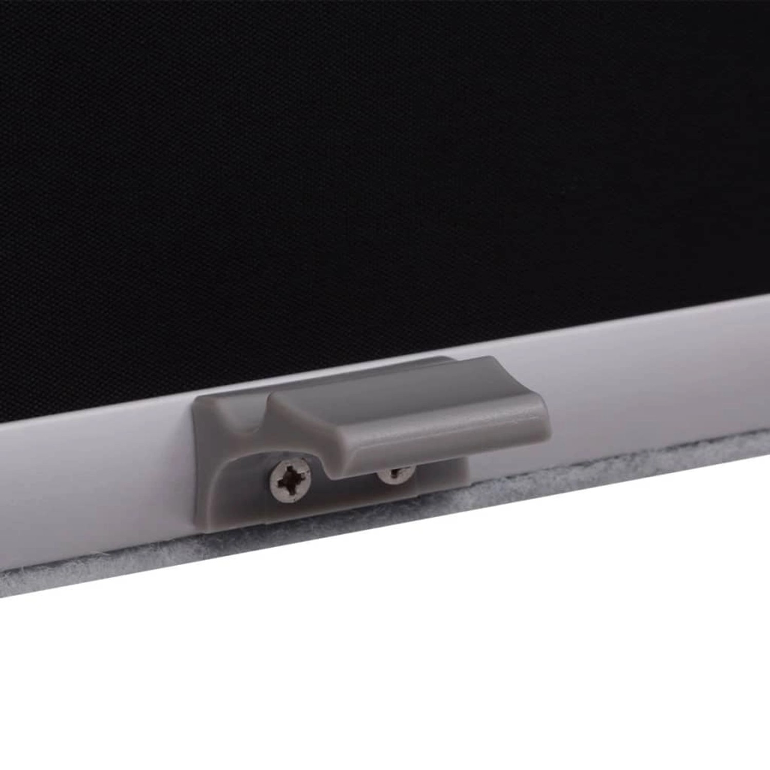 Detailaufnahme: Schwarzes Verdunkelungsrollo mit grauem Rahmen und Bedienelement.