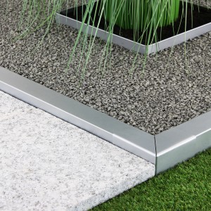 Bellissa Beeteinfassung aus verzinktem Stahl trennt Rasen, Beet und Steinweg im Garten.