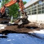 Verlegung von Aquagart Geotextilvlies 250g als Untergrund im Garten- und Landschaftsbau mit Bagger.
