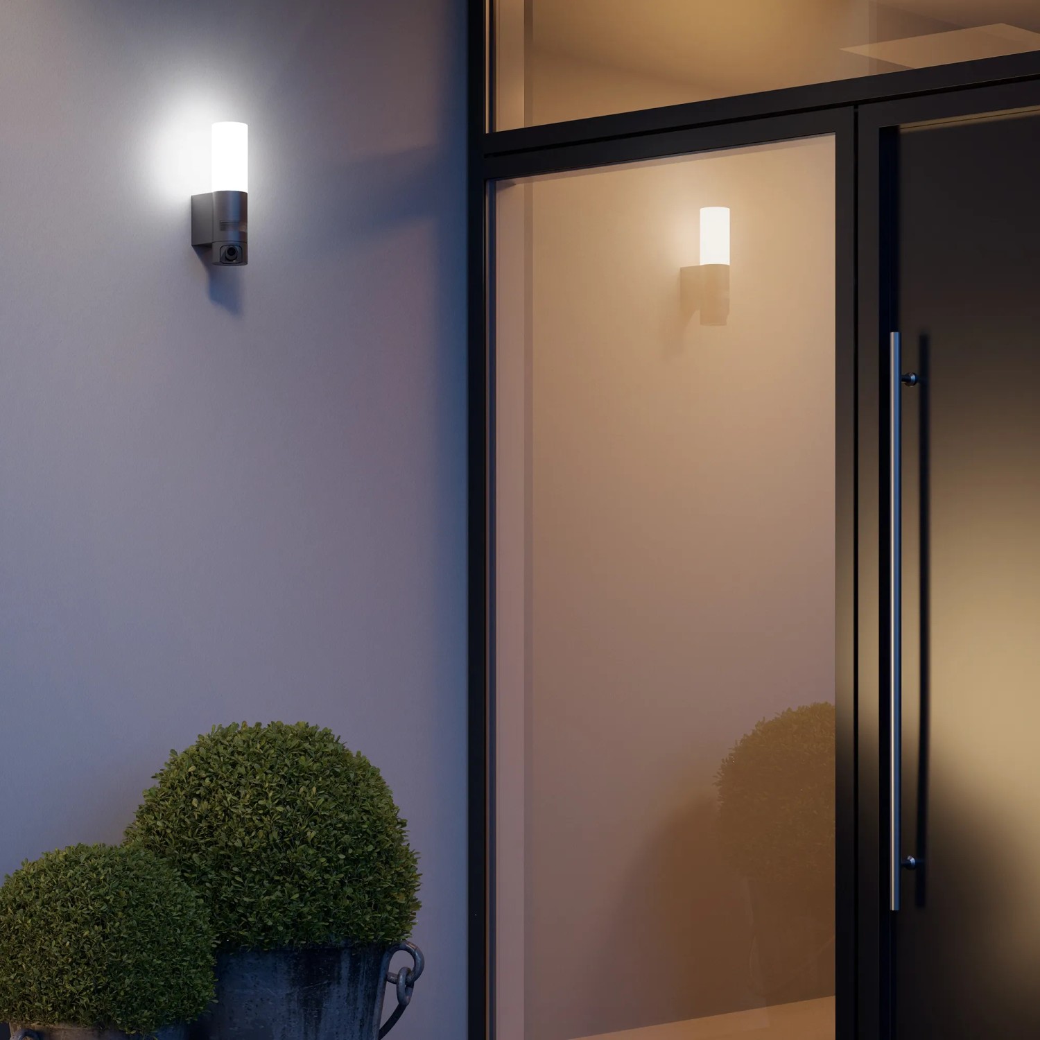 Foto einer Steinel LED-Außenleuchte L 625 CAM SC mit Kamera, anthrazitfarben, an einer Hauswand.