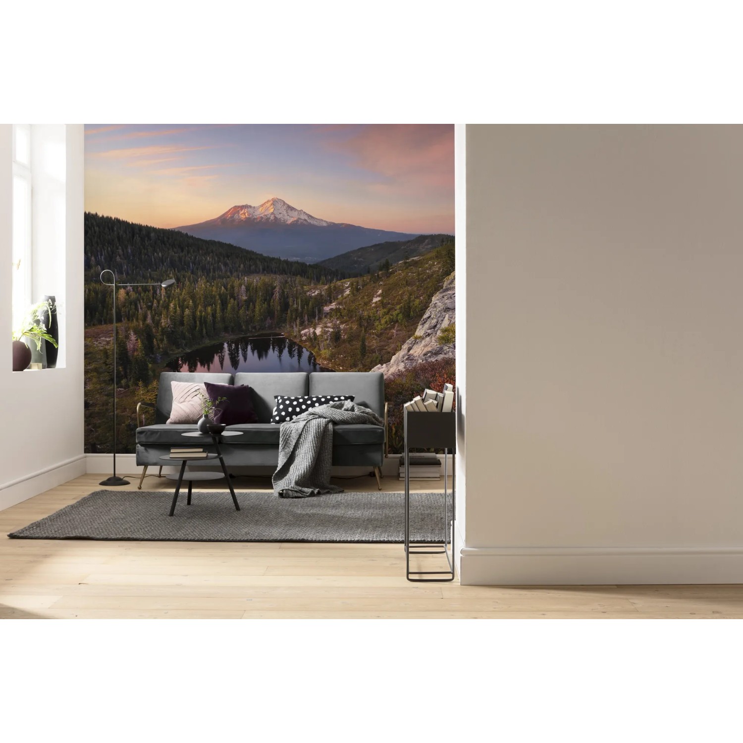 Vlies Fototapete „Between the Light“ mit Bergsee-Motiv im Wohnraum, 450x280 cm.