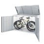 Geöffnete Biohort HighBoard 160 Gartenbox in Silber-Metallic mit zwei Fahrrädern darin.