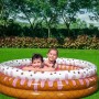 Kinder im Eisbecher-Planschbecken (Ø 160 cm) im Garten. Planschbecken mit Eis-Design.