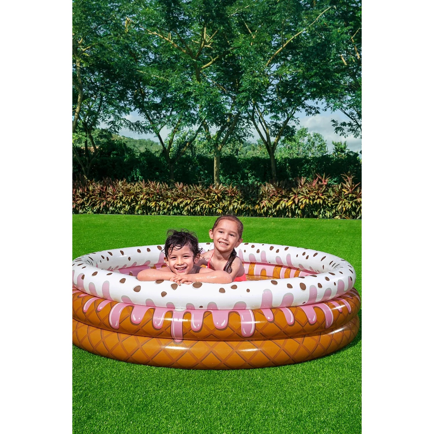 Kinder im Eisbecher-Planschbecken (Ø 160 cm) im Garten. Planschbecken mit Eis-Design.