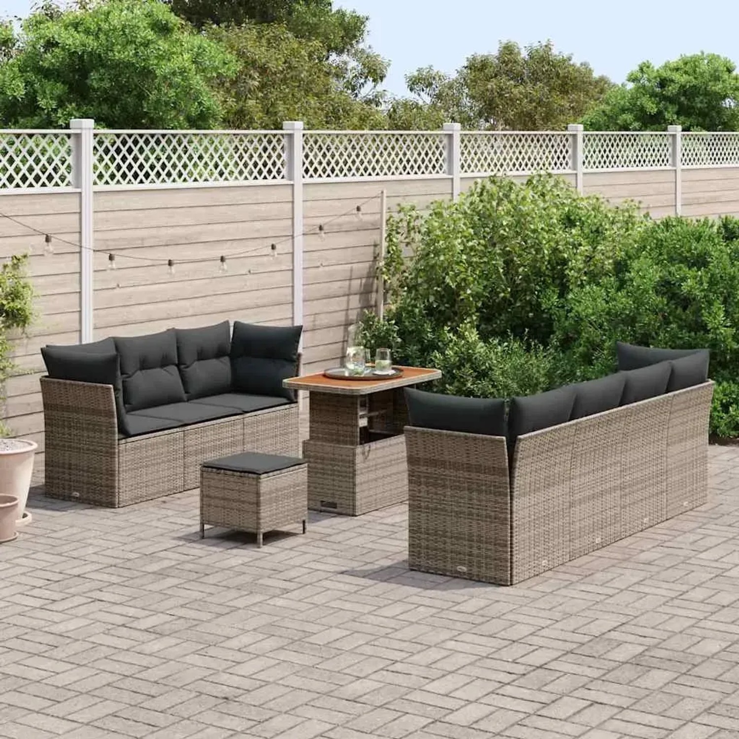 Graues 10-teiliges Gartenmöbel-Set aus Polyrattan mit Tisch und Kissen für Terrasse oder Balkon.