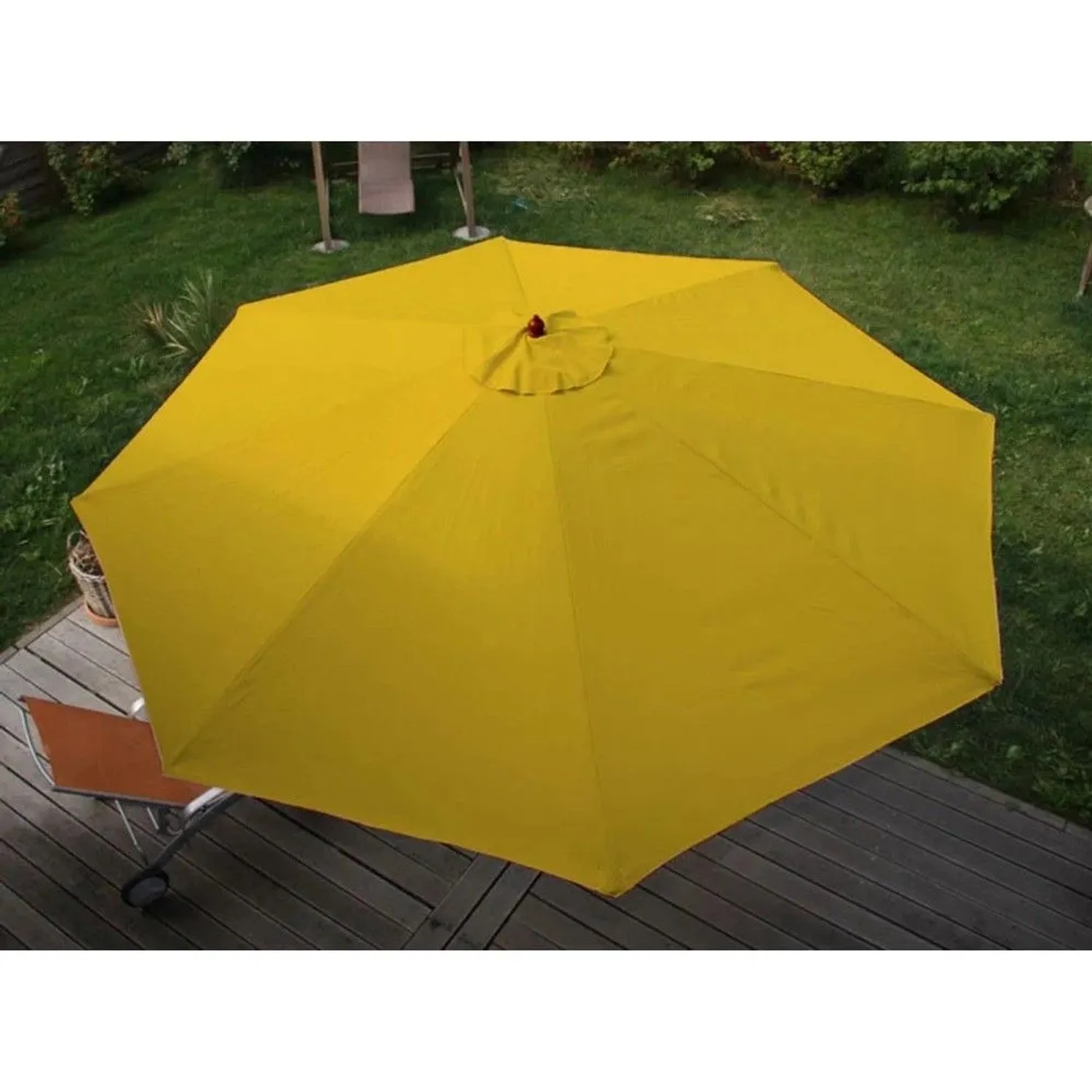 Gelber runder Sonnenschirm Lissabon Ø 3,5m mit Handseilzug, geöffnet auf Terrasse. UV-Schutz 50.