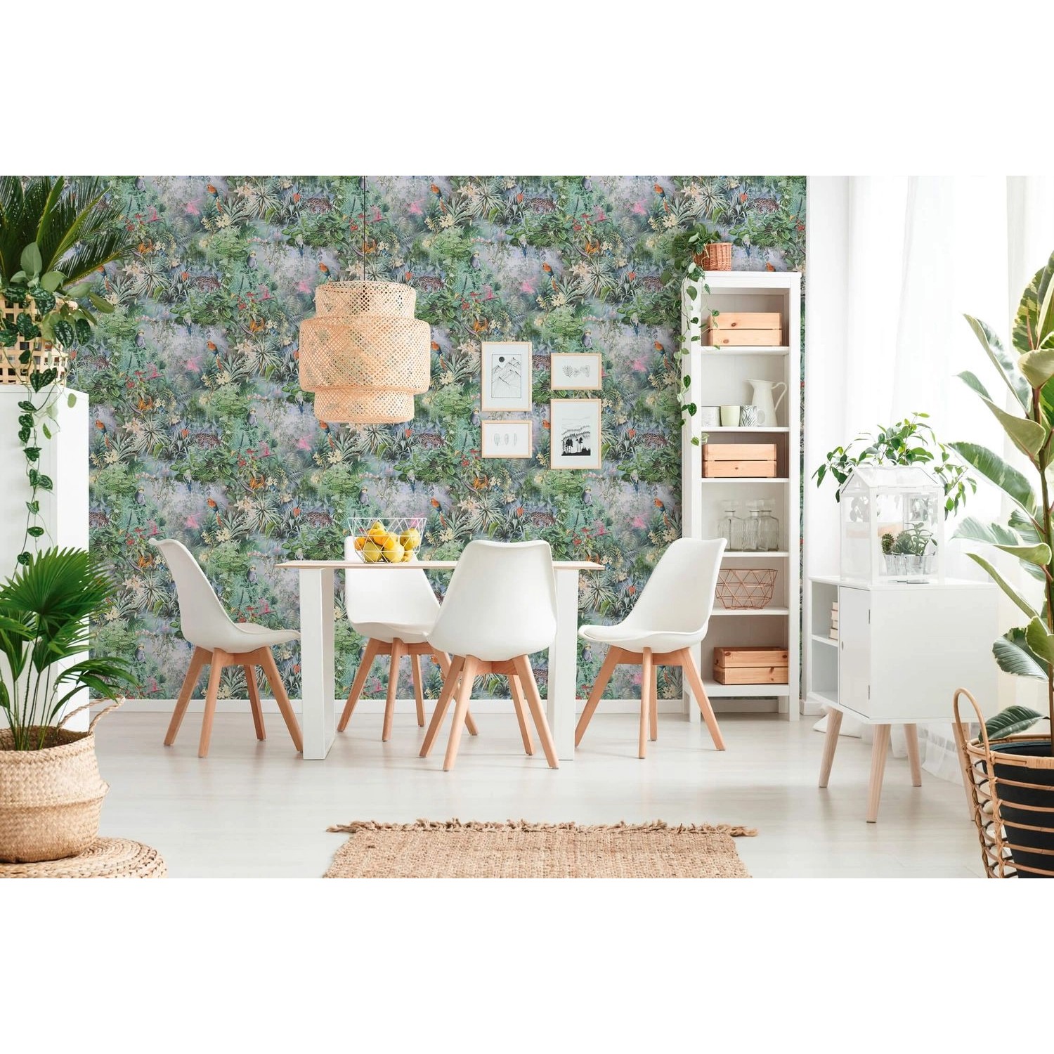 Wohnraum mit PROFHOME Tiermotiv Tapete (Grün, Blau, Rosa, Braun) mit floralem Muster.