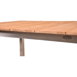 Detailansicht des rechteckigen Gartentischs Garden Pleasure DALLAS mit Holzplatte und Edelstahlgestell.