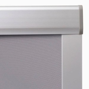 Detailansicht: Graues Verdunklungsrollo vidaXL SK08 für Velux Fenster.