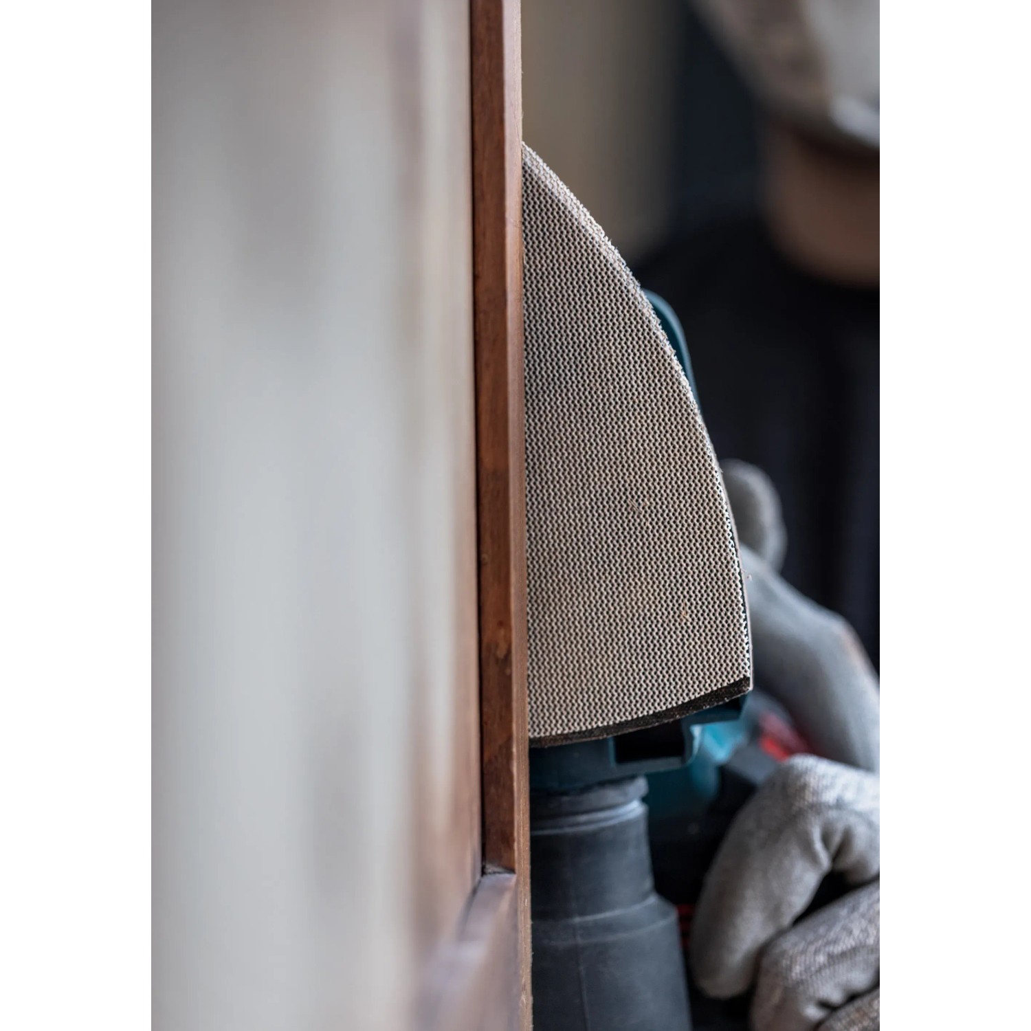 Bosch Expert Netzschleifblatt-Set beim Schleifen einer Holzkante. Zubehör für Schwingschleifer.