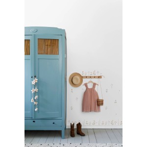 ESTAhome Wandtattoo Feldblumen Multicolor im Kinderzimmer mit blauem Schrank und Deko.