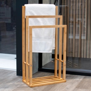 Stehender Handtuchhalter aus Bambus von Schulte mit weißen Handtüchern.