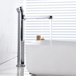 Hohe, verchromte Waschtischarmatur mit Wasserstrahl über einem weißen Waschbecken.