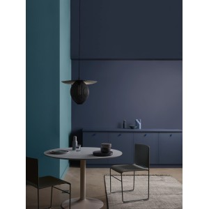 ELLE DECORATION by Crown Wandfarbe Movement No. 242 in einem blau gestrichenen Raum.