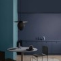 ELLE DECORATION by Crown Wandfarbe Movement No. 242 in einem blau gestrichenen Raum.