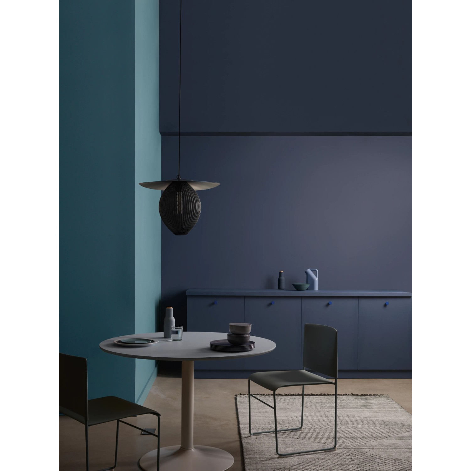 ELLE DECORATION by Crown Wandfarbe Movement No. 242 in einem blau gestrichenen Raum.