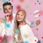 Lachendes Paar feiert ausgelassen im bunten Konfettiregen; ideal für Konfettikanone, Geburtstag, Silvester.