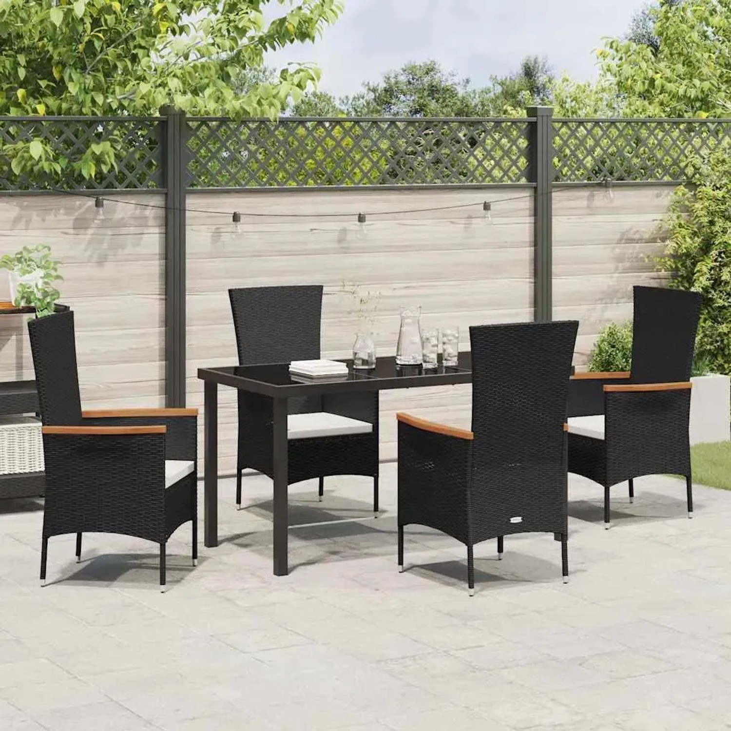 Schwarze 5-tlg. vidaXL Garten Essgruppe aus Polyrattan mit Tisch und Stühlen inklusive Kissen.
