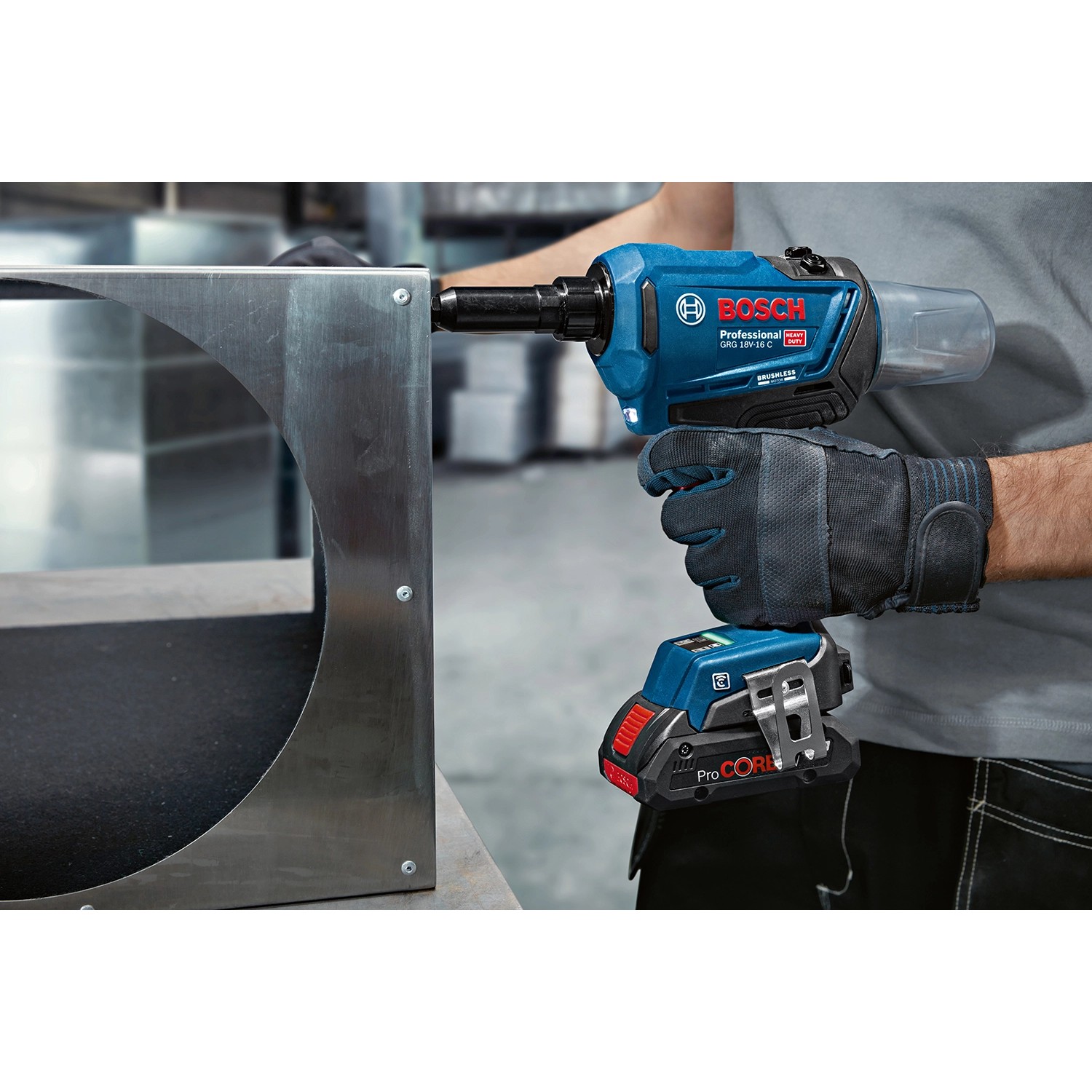 Bosch Professional GRG 18 V-16 C Akku-Nietpistole im Einsatz beim Vernieten von Metall.