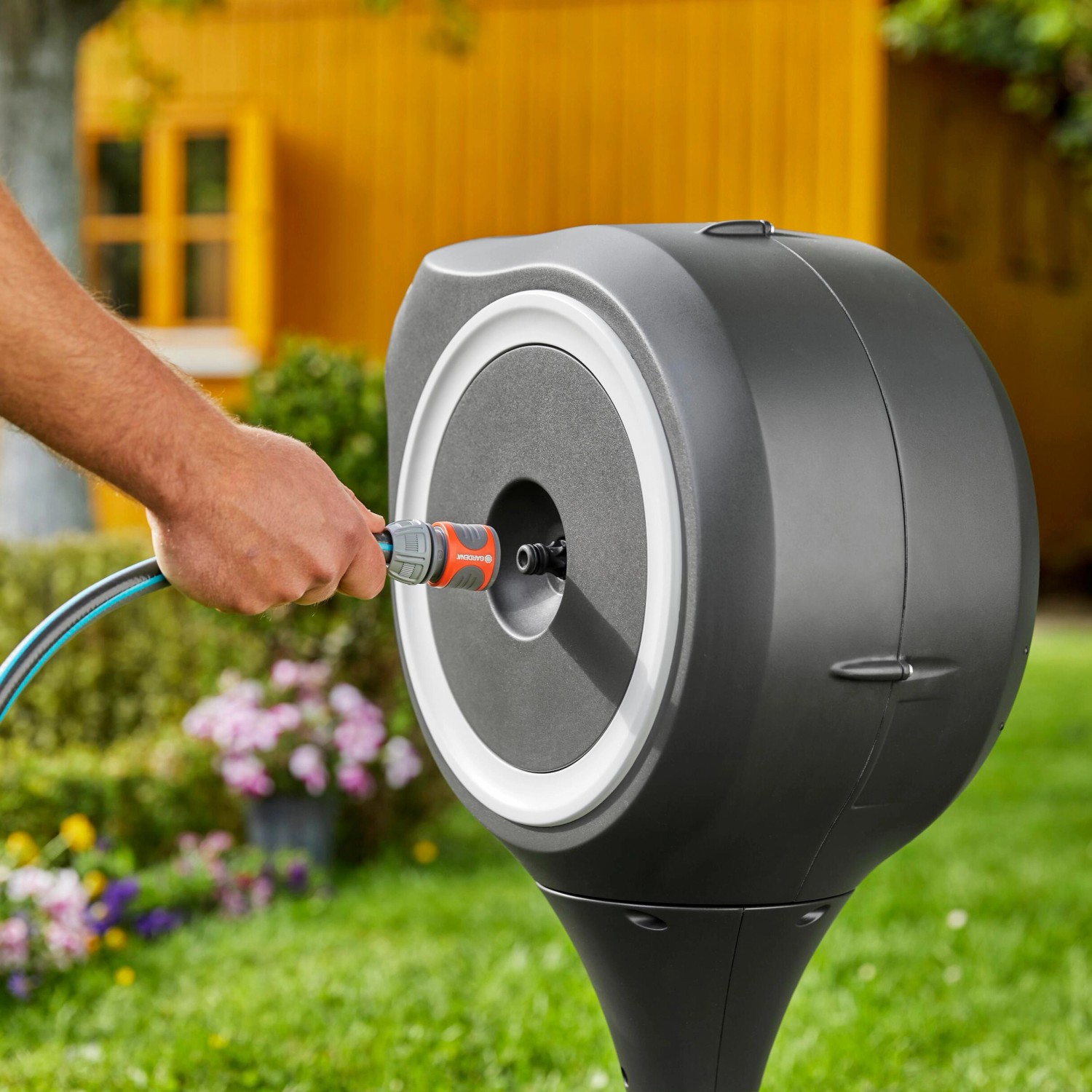 Gardena RollUp S 15 m Gartenschlauchbox mit Schlauchanschluss in Nutzung.