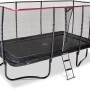 Schwarzes, rechteckiges EXIT PeakPro Gartentrampolin (275x458 cm) mit Sicherheitsnetz und Leiter.