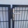 Detailaufnahme: GEWA Gartentor Classic Doppeltor in Anthrazit mit Griff und Schlüssel.