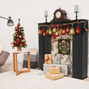 Schwarze DuneDesign Kaminkonsole mit Stauraum und Weihnachtsdeko im Wohnzimmer.