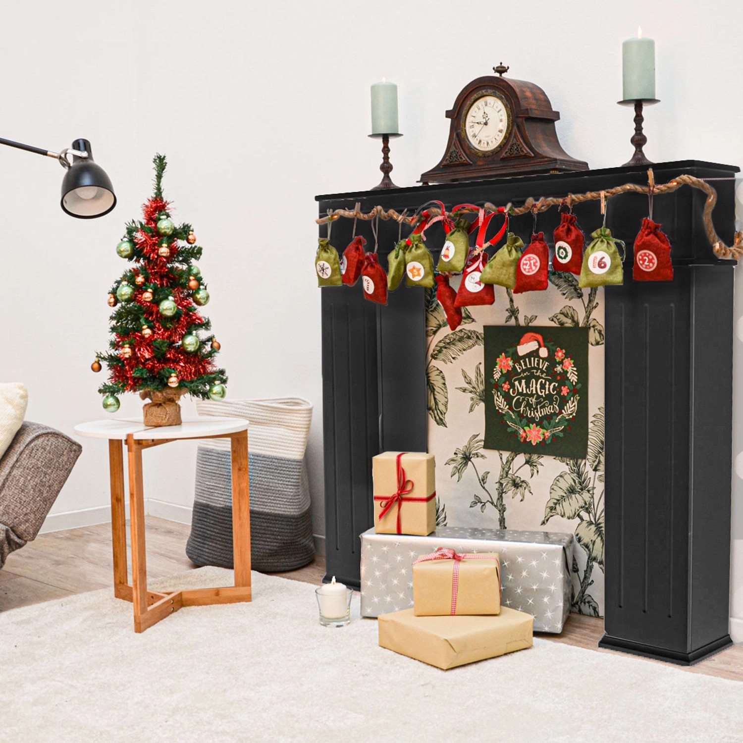 Schwarze DuneDesign Kaminkonsole mit Stauraum und Weihnachtsdeko im Wohnzimmer.