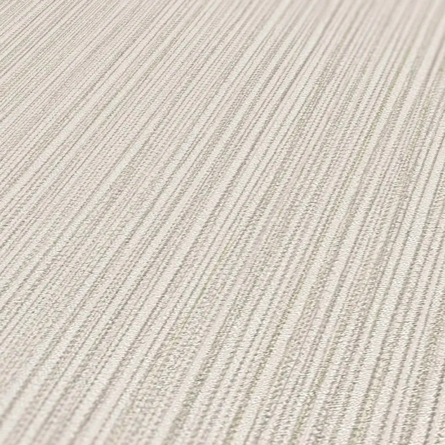 Nahaufnahme: Elegante, helle Vliestapete in Beige mit feinen goldenen Linien. Dekorative Tapete für Wohnräume.