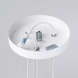 Detailaufnahme der weißen Sollux Lighting Hängeleuchte Prysm 3P, zeigt Befestigung und Kabel.