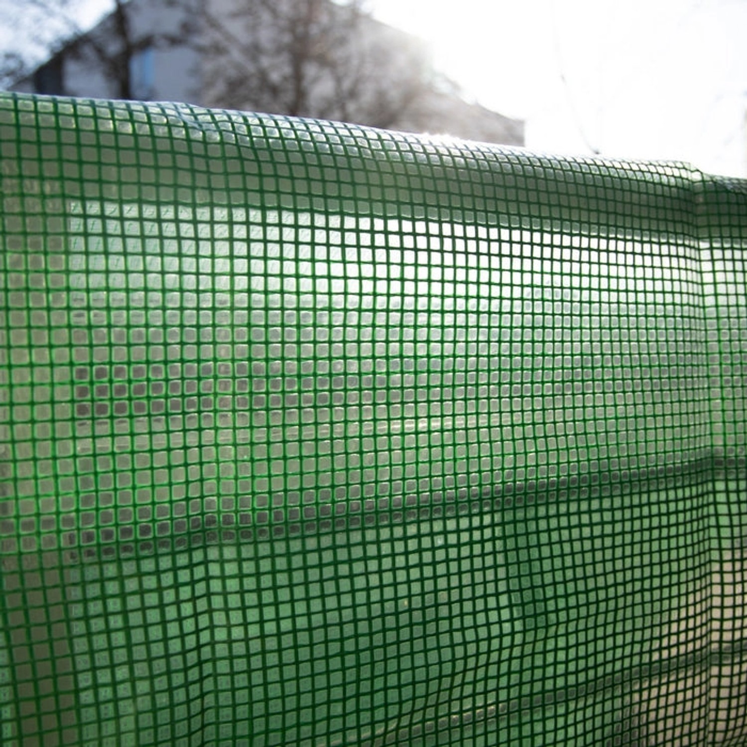 Grüne KARAT Abdeckplane Leno Extra (8x12m) mit Ösen, reißfest und wasserdicht.