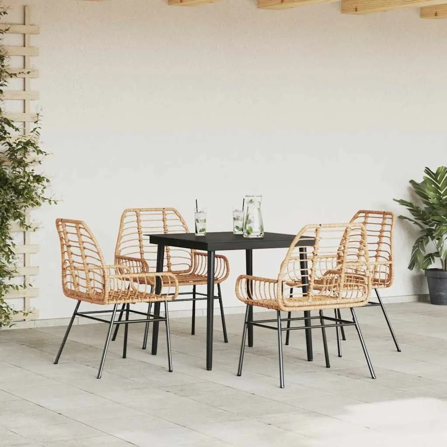 5-teiliges Garten-Esszimmerset aus braunem Rattan mit schwarzem Tisch und vier Stühlen.