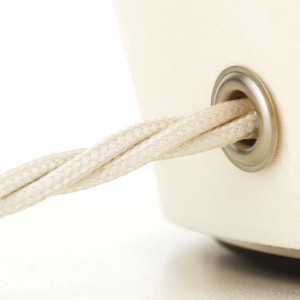 Detailaufnahme der creme-farbenen Orion Tischleuchte Twins Large mit Textilkabel und Metallöse.