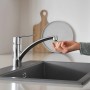 Grohe QuickFix Spültischarmatur Start Chrom mit niedrigem Auslauf in Aktion.