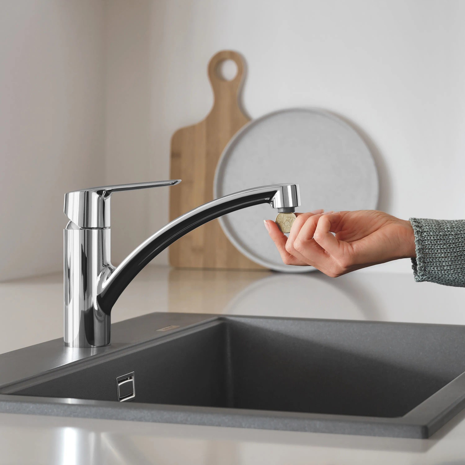 Grohe QuickFix Spültischarmatur Start Chrom mit niedrigem Auslauf in Aktion.