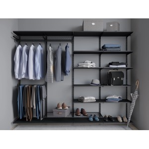 Schwarzer Metall-Hosenhalter (60x30cm) im Regal-System mit Kleidung und Accessoires.