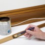 Anstreichen eines D-Line Kabelkanals in Holzoptik mit Farbe. Ideal zum Verstecken von Kabeln.