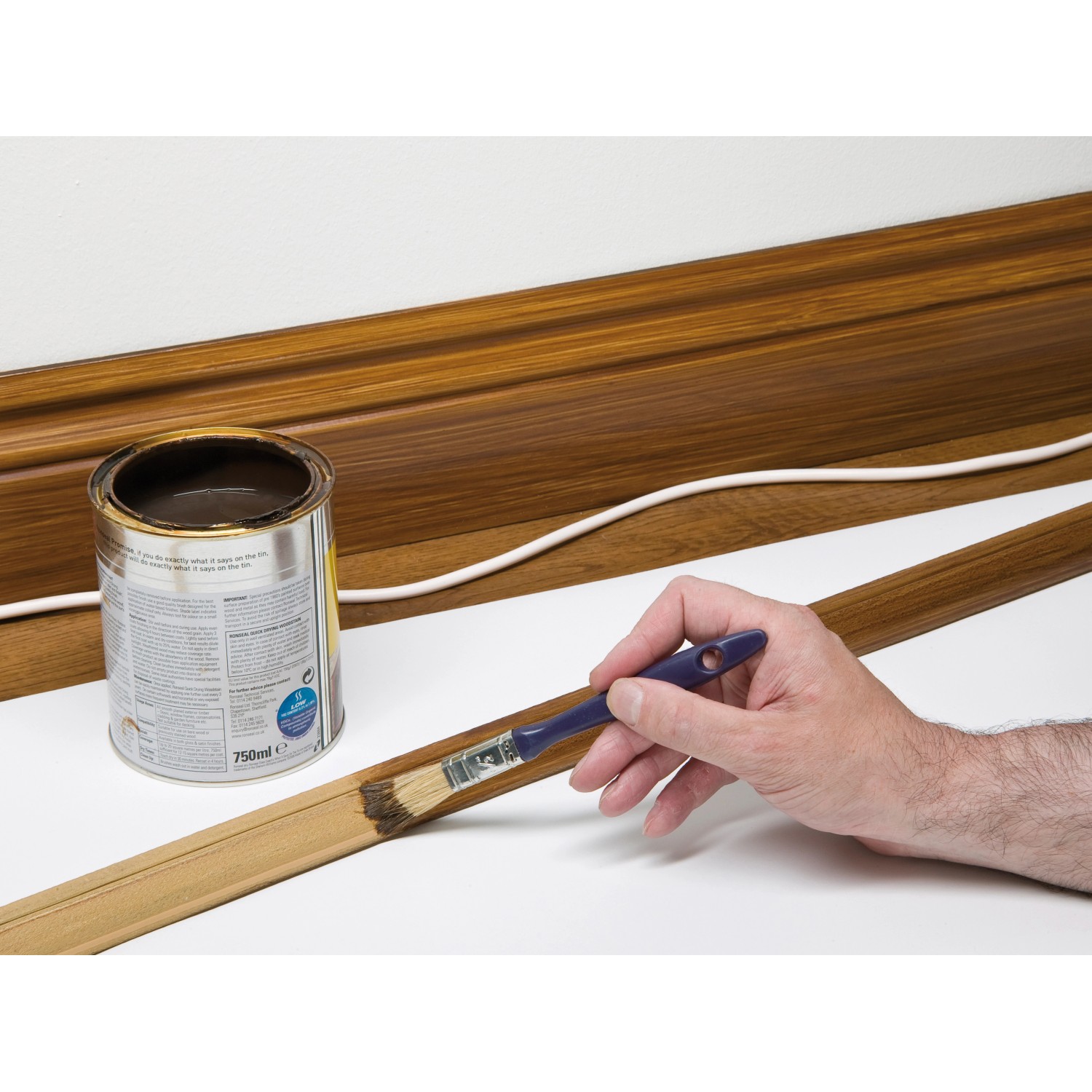Anstreichen eines D-Line Kabelkanals in Holzoptik mit Farbe. Ideal zum Verstecken von Kabeln.