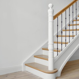Treppe mit Geländer, gestrichen mit Alpina Feine Farben Lack Zeit der Eisblumen® Grau edelmatt.