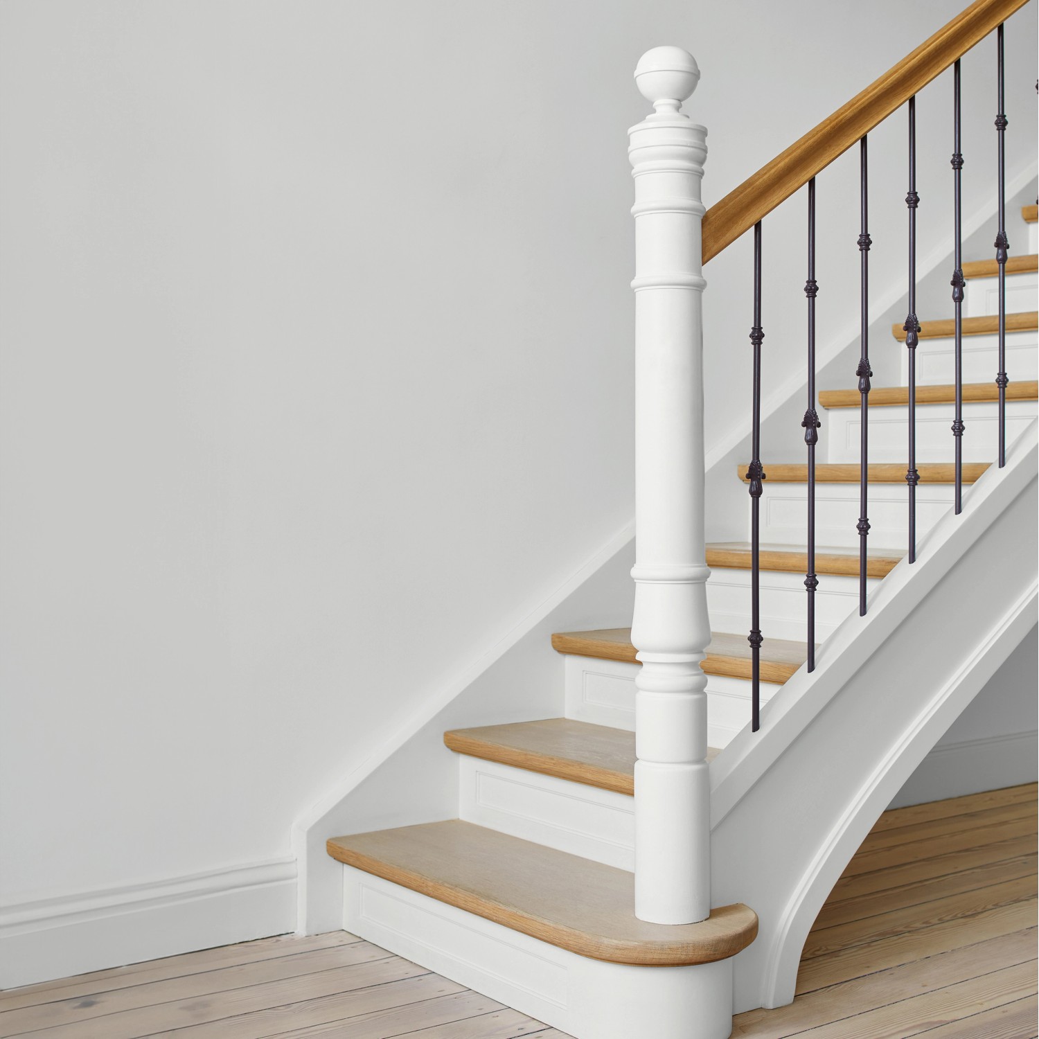 Treppe mit Geländer, gestrichen mit Alpina Feine Farben Lack Zeit der Eisblumen® Grau edelmatt.