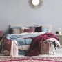 Schlafzimmer mit AS-Creation Vliestapete Attractive in Blau-Weiß mit leichter Struktur.