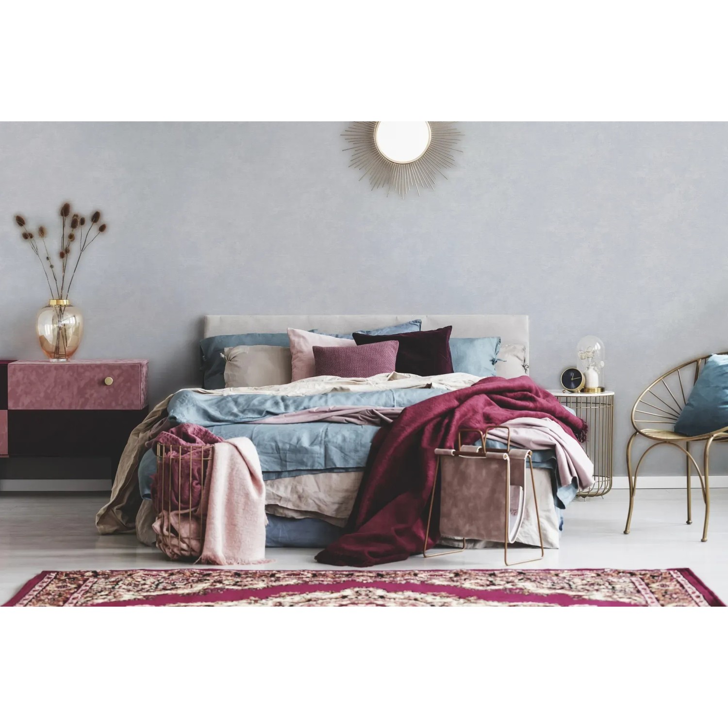 Schlafzimmer mit AS-Creation Vliestapete Attractive in Blau-Weiß mit leichter Struktur.