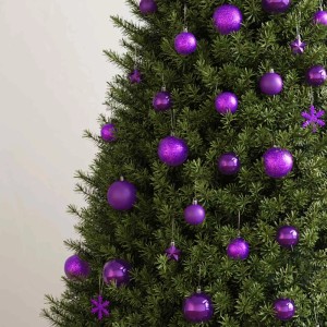 Weihnachtsbaum mit lila Christbaumkugeln, Sternen & Schneeflocken aus Polystyrol. Matt, glänzend & glitzernd. 111-tlg Set.