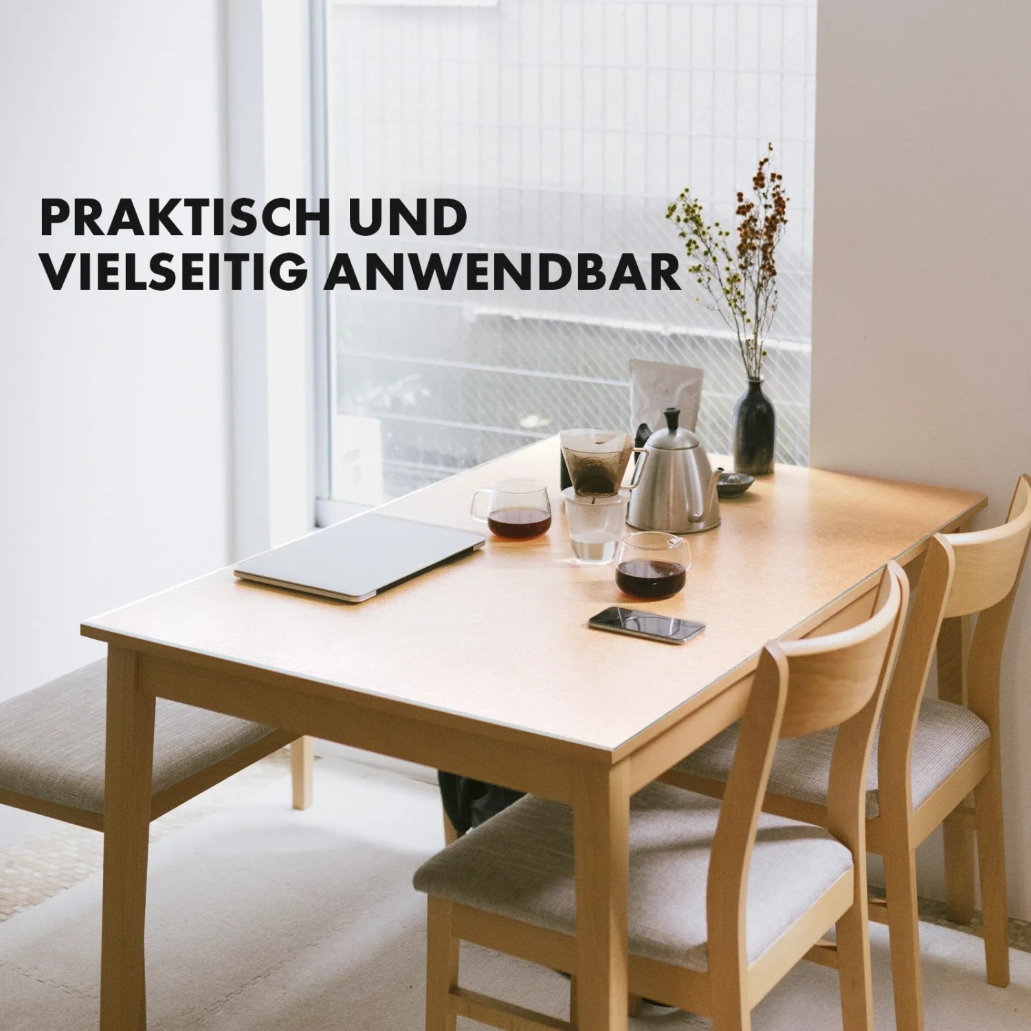 Transparente KARAT Tischfolie 60x120cm auf Holztisch mit Geschirr und Laptop.