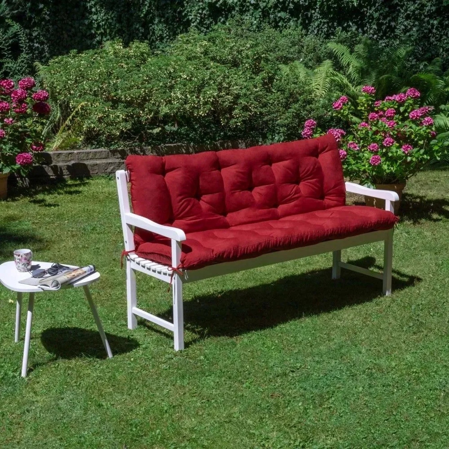 Rote, gesteppte Beautissu Flair BR Bankauflage auf weißer Gartenbank. Komfortables Sitzkissen für Garten und Terrasse.