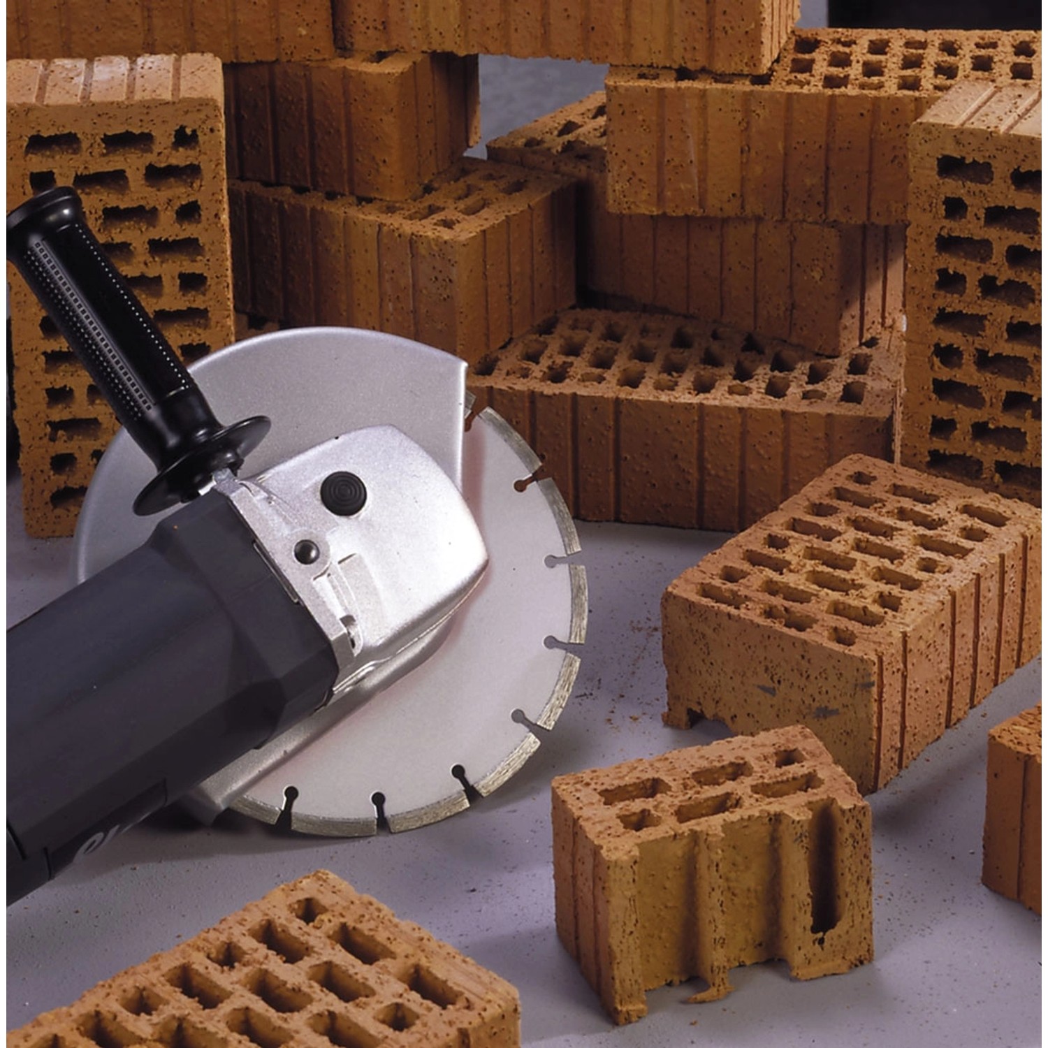 LUX Diamant-Trennscheibe Comfort 180 mm, segmentiert, für Winkelschleifer und Steinbearbeitung.